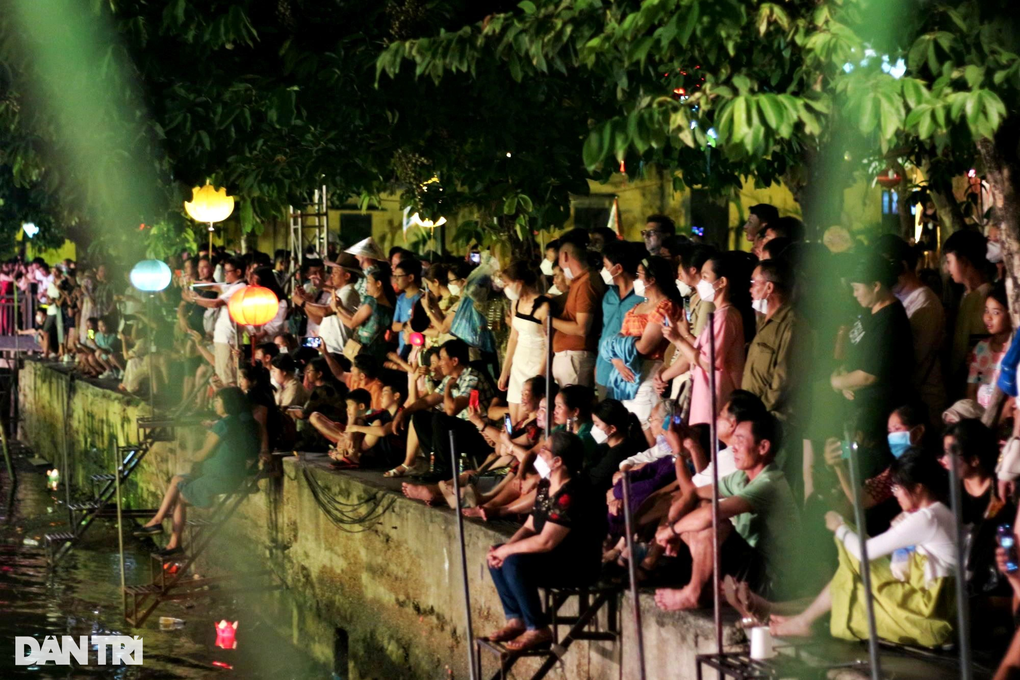 Hàng nghìn du khách chen chân vui hội đêm rằm phố cổ Hội An - 6 Hàng nghìn du khách chen chân vui hội đêm rằm phố cổ Hội An - 6