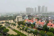 Biệt thự nhà giàu ở Hà Nội ngập nặng, người dân nháo nhào “cứu” xế hộp