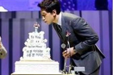 Bi Rain “quậy” tưng bừng cùng fan trong ngày họp mặt