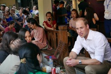 Hoàng tử Anh William uống cà phê, dạo phố cổ Hà Nội