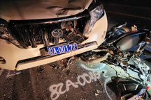 Xe biển xanh thuộc Sở Nông nghiệp Kon Tum va chạm xe máy