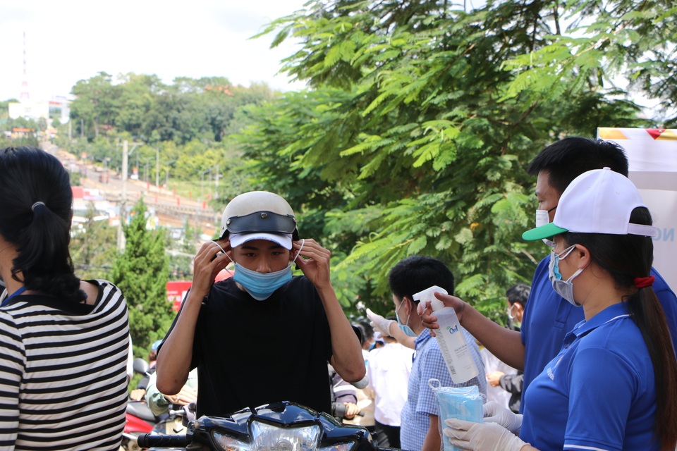 Nghiêm ngặt kiểm tra thí sinh vào làm thủ tục dự thi tốt nghiệp THPT 2020 - 25 Nghiêm ngặt kiểm tra thí sinh vào làm thủ tục dự thi tốt nghiệp THPT 2020 - 25
