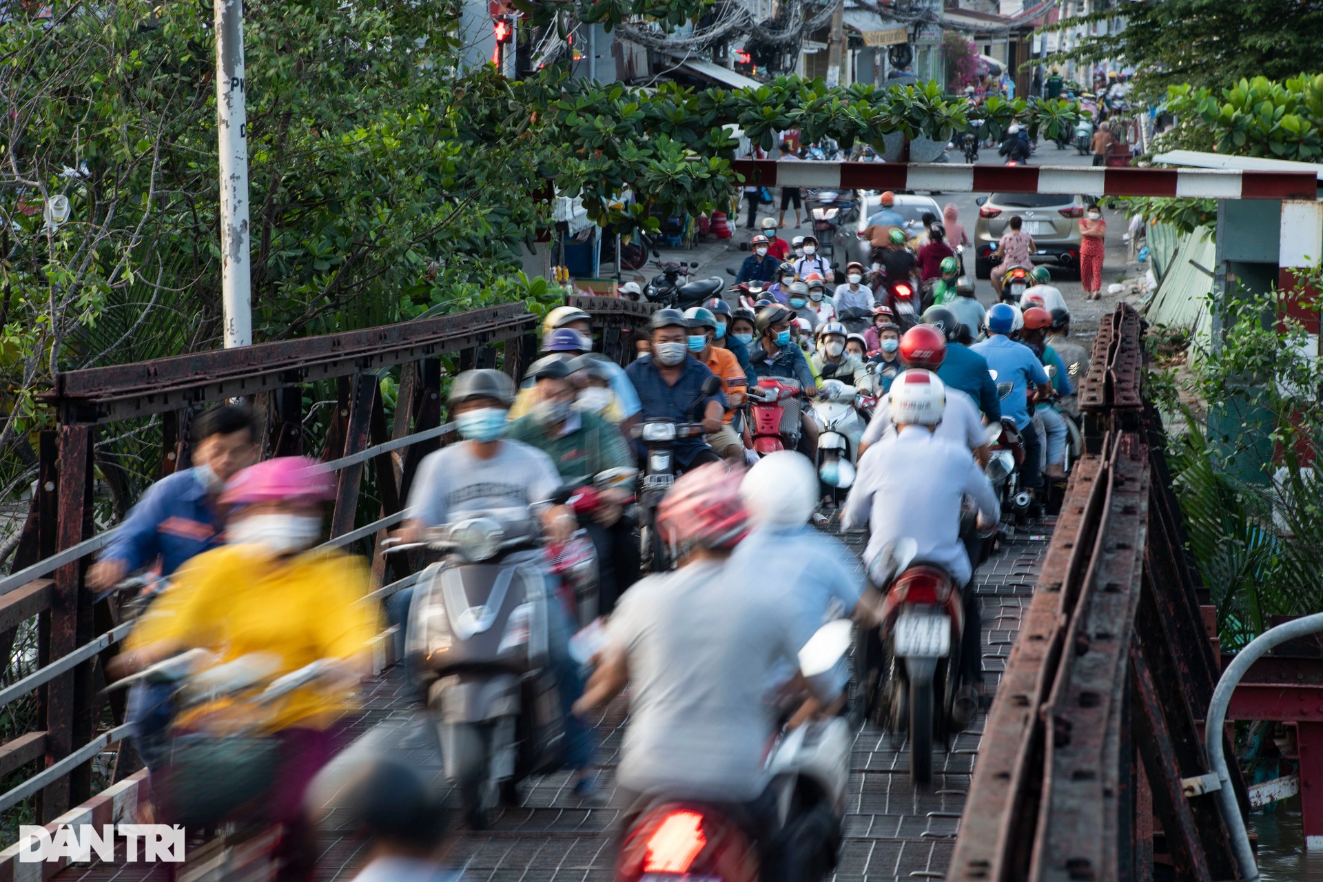 Cầu mới treo hơn 20 năm chưa xong, người dân TPHCM thấp thỏm qua cầu cũ - 2 Cầu mới treo hơn 20 năm chưa xong, người dân TPHCM thấp thỏm qua cầu cũ - 2