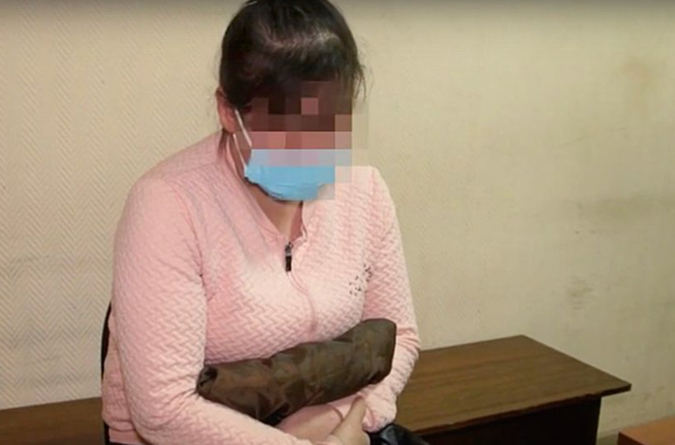 Mẹ bán con trên chợ đen để mua kẹo và quần áo cho những đứa còn lại - 1 Mẹ bán con trên chợ đen để mua kẹo và quần áo cho những đứa còn lại - 1