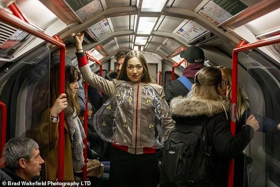Trang phục kỳ lạ dành cho du khách đến London - 2