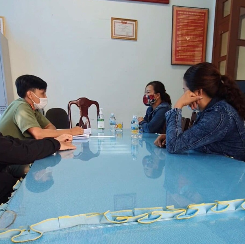 Xử phạt hai phụ nữ livestream xúc phạm đoàn cán bộ thu thuế - 1