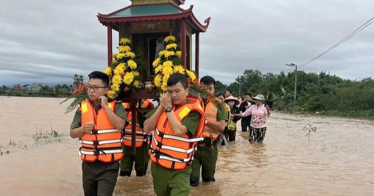 Công an hỗ trợ dân khiêng quan tài vượt nước lũ đi an táng