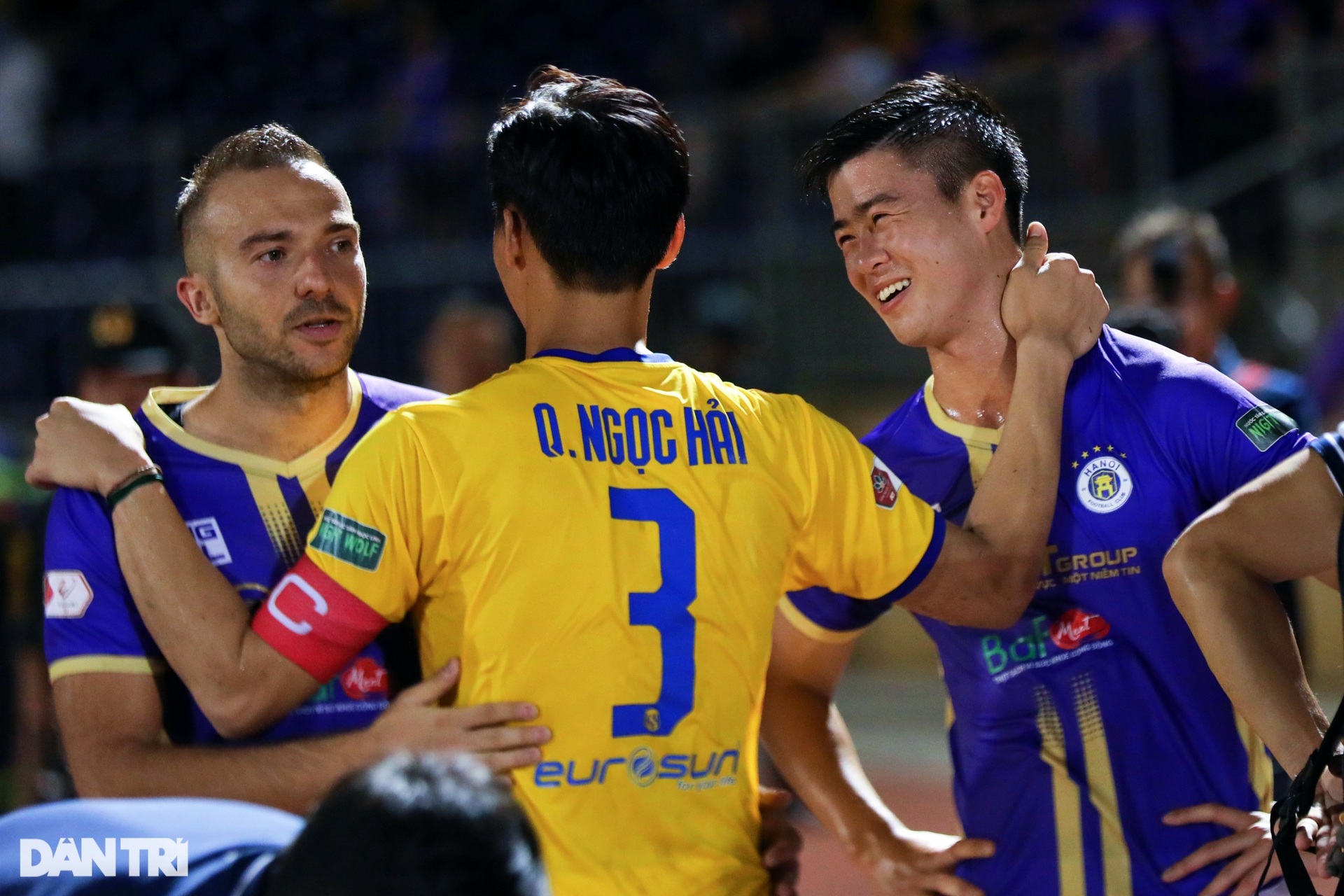 Văn Hậu trêu đùa Quế Ngọc Hải sau trận đại chiến trên sân Vinh - 11