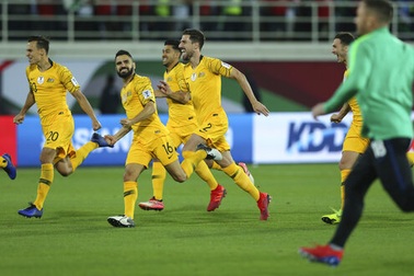 Thắng Uzbekistan sau loạt sút luân lưu, Australia vào tứ kết Asian Cup