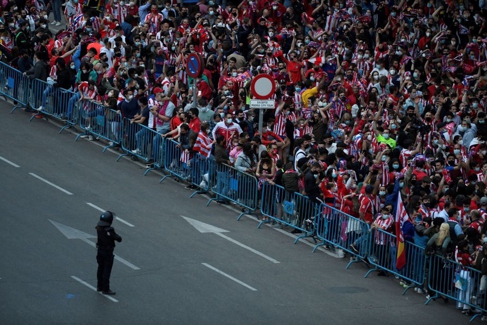 Cổ động viên trẻ qua đời trong khi ăn mừng Atletico Madrid vô địch - 10 Cổ động viên trẻ qua đời trong khi ăn mừng Atletico Madrid vô địch - 10