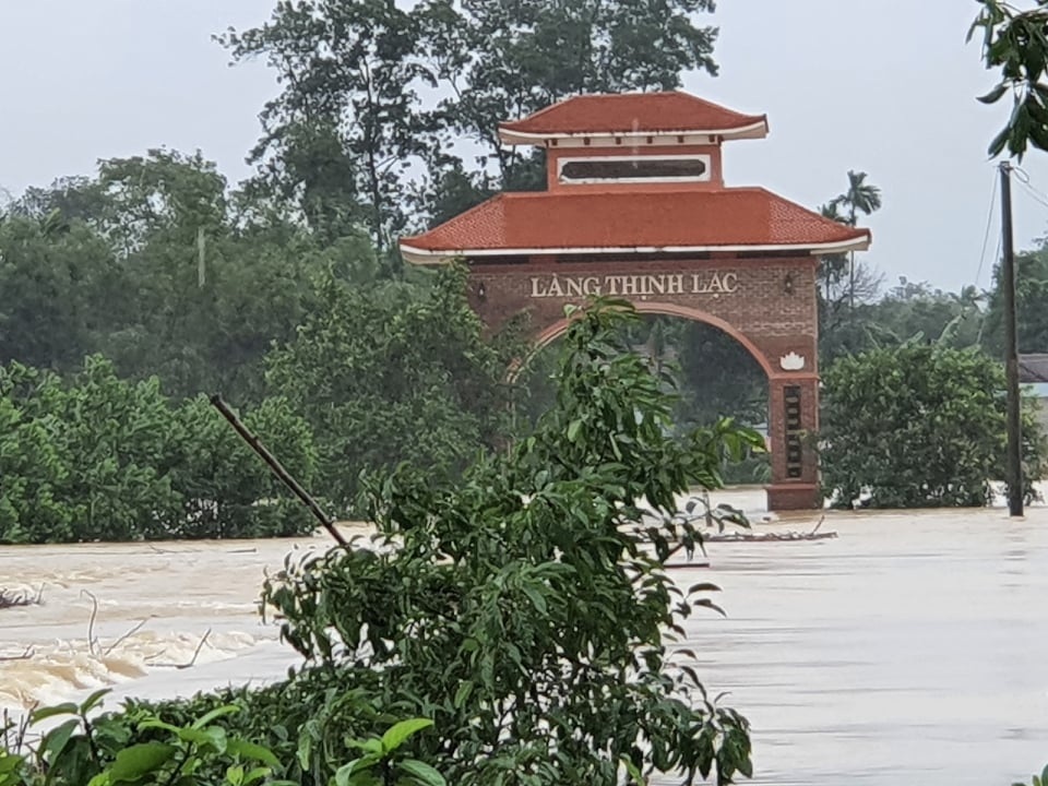 Lũ nhấn chìm làng mạc, hàng ngàn người hoảng loạn chạy lũ trong đêm - 8 Lũ nhấn chìm làng mạc, hàng ngàn người hoảng loạn chạy lũ trong đêm - 8