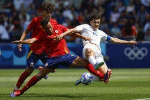 Olympic Tây Ban Nha nhọc nhằn đánh bại Uzbekistan