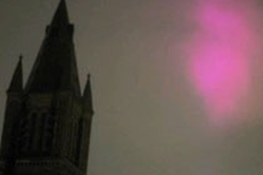 Đám mây hồng bí ẩn trên bầu trời London