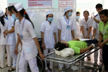 Hàng trăm công nhân ngộ độc thực phẩm do thức ăn nhiễm tụ cầu vàng