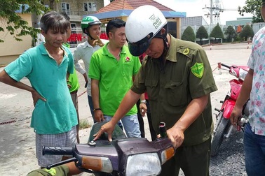 Hai thanh niên "ngáo đá" tấn công cảnh sát hình sự