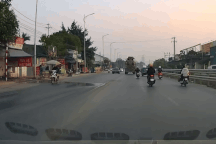 Phanh gấp khi đang chạy nhanh, xe máy trượt ngã đầy nguy hiểm