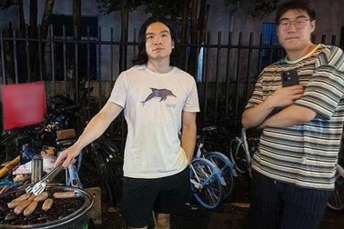 Tiến sĩ triết học đi bán xúc xích nướng đá gây tranh cãi