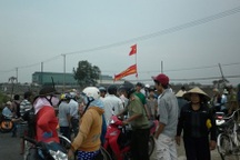 Dân bao vây nhà máy thép gây ô nhiễm