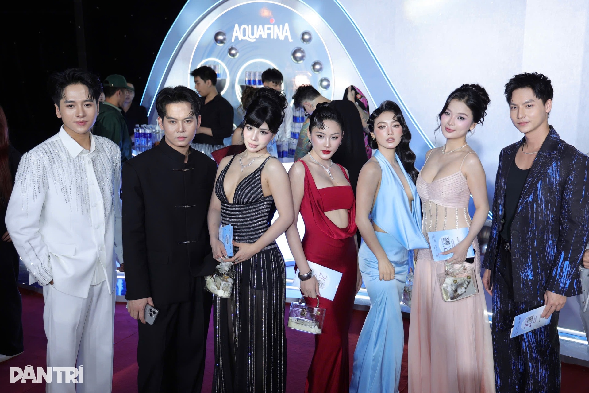 Khoảnh khắc gây sốt của dàn sao Việt tại Tuần lễ Thời trang - 17 Khoảnh khắc gây sốt của dàn sao Việt tại Tuần lễ Thời trang - 17