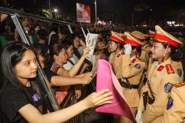 Người dân Điện Biên quạt mát cho các chiến sĩ tập luyện diễu binh giữa đêm