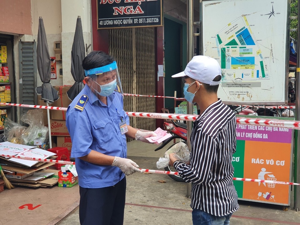 Ngày đầu người dân Đà Nẵng cầm thẻ hồng, thẻ xanh đi chợ - 7 Ngày đầu người dân Đà Nẵng cầm thẻ hồng, thẻ xanh đi chợ - 7