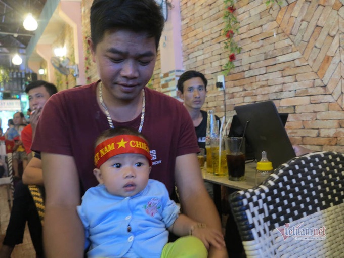Bố mẹ Tiến Linh phải bưng bê, giữ xe giữa lúc con trai lăn lộn trên sân - Ảnh 7. Bố mẹ Tiến Linh phải bưng bê, giữ xe giữa lúc con trai lăn lộn trên sân - Ảnh 7.