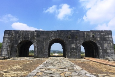 Khối đá nặng 2 tạ trên vòm cổng Nam di sản Thành nhà Hồ bị nứt vỡ