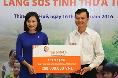 Đoàn đua xe đạp cúp truyền hình TPHCM giao lưu tại làng SOS Thừa Thiên Huế