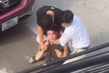 Nam thanh niên chảy máu đầu sau khi bị hỏi "có biết tao là ai không?"
