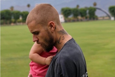 Thông điệp phía sau loạt ảnh đạt 3,6 triệu lượt “thả tim” của Justin Bieber