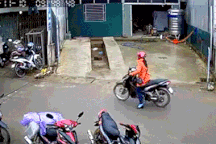 Ôtô tải lùi ẩu, kẹp cứng xe máy vào gầm