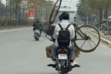 Cha đèo con lẫn xe đạp lên thành phố: Đèo luôn cả ước mơ đời mình!