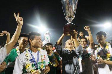 Bóng đá Việt Nam kiệt quệ vì tiêu hoang