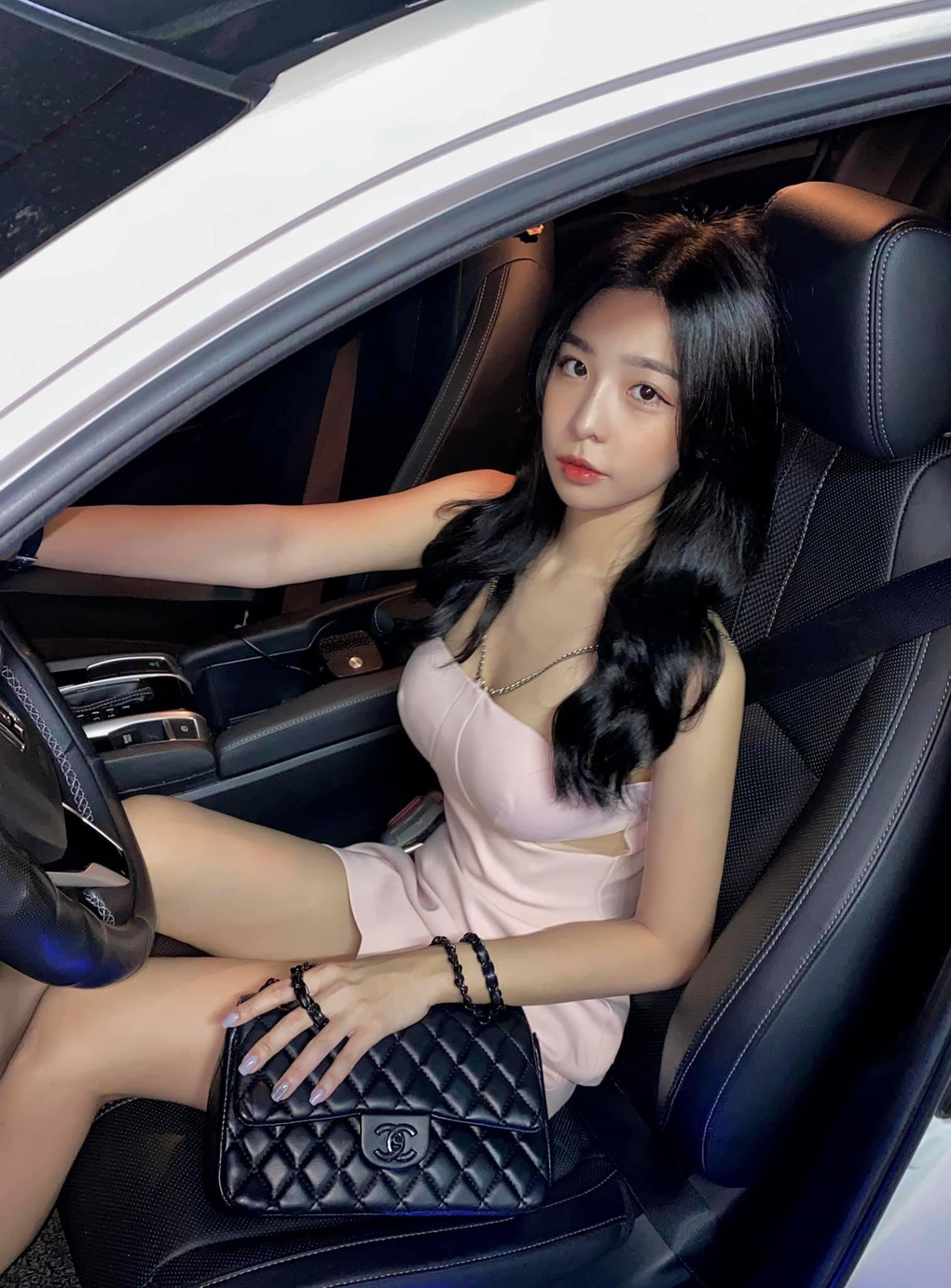 Bạn gái rapper B Ray có cuộc sống sang chảnh, thích khoe dáng nóng bỏng - 7 Bạn gái rapper B Ray có cuộc sống sang chảnh, thích khoe dáng nóng bỏng - 7