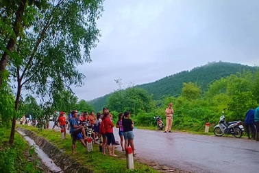 Phát hiện người đàn ông chết khi đang mặc áo mưa