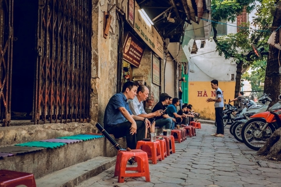 Qua một cơn biến động, đại gia cũng đổ ra vỉa hè tranh khách - 2 Qua một cơn biến động, đại gia cũng đổ ra vỉa hè tranh khách - 2