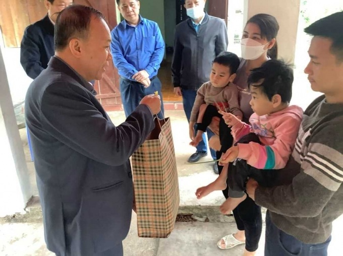 Lãnh đạo Sở LĐ-TB&XH tỉnh Quảng Ninh thăm, tặng quà cho trẻ thuộc đối tượng khuyết tật đặc biệt nặng của tỉnh. 

