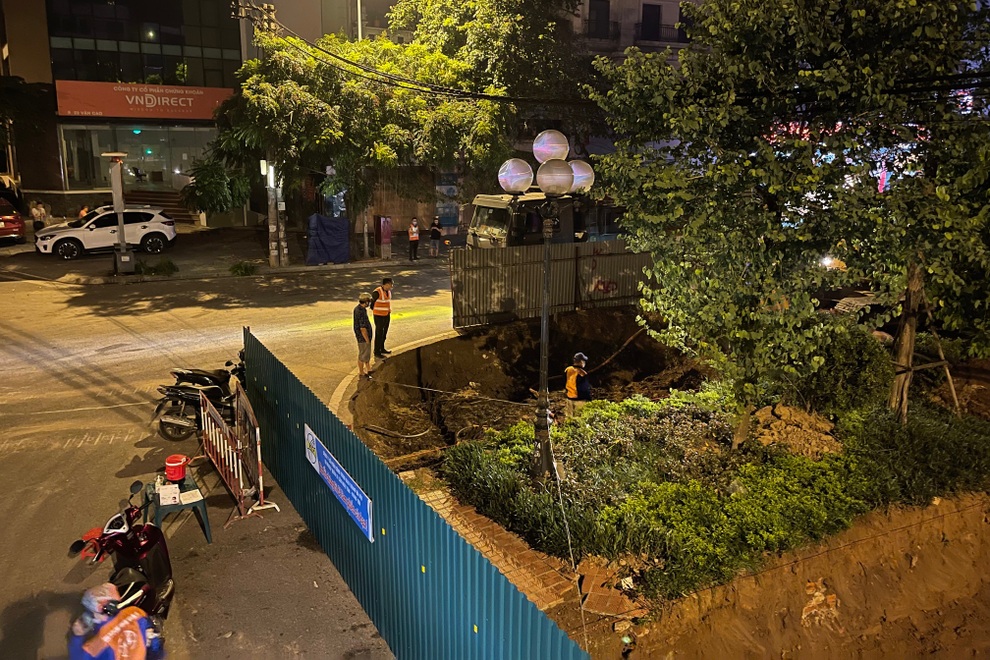Xuyên đêm xén dải phân cách, mở rộng tuyến đường đẹp nhất thủ đô - 8 Xuyên đêm xén dải phân cách, mở rộng tuyến đường đẹp nhất thủ đô - 8