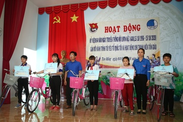 Đồng Tháp: Tặng 30 xe đạp cho học sinh nghèo
