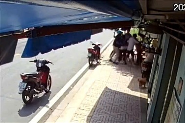 Hai thanh niên cầm hung khí tấn công nhóm người trên vỉa hè ở TPHCM