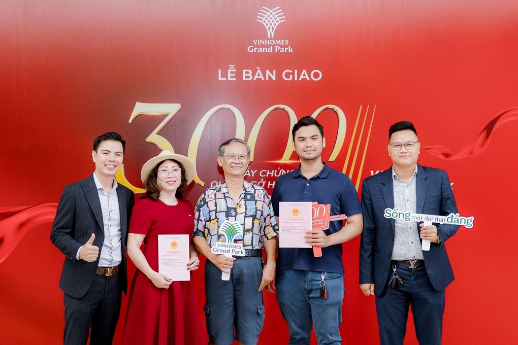Cư dân Vinhomes Grand Park nhận sổ hồng - 2 Cư dân Vinhomes Grand Park nhận sổ hồng - 2