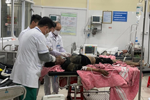 Cảnh sát giải cứu một nạn nhân mắc kẹt trong đám cháy ở Hải Phòng