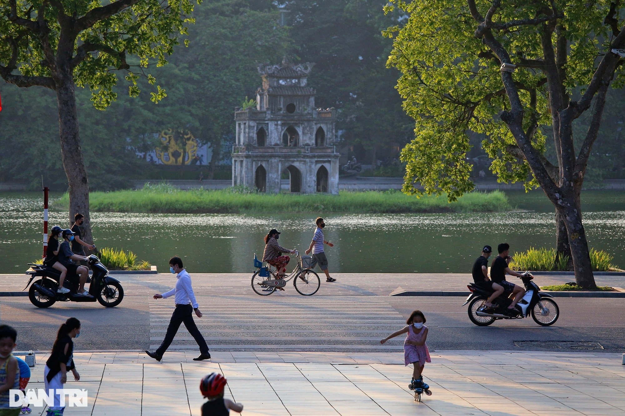 Nhịp sống Hà Nội trong những ngày bình thường mới - 1 Nhịp sống Hà Nội trong những ngày bình thường mới - 1