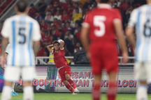 Indonesia khiến Argentina khó khăn với độc chiêu ném biên