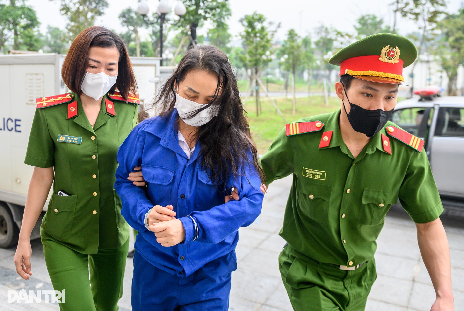 Cảnh sát dẫn giải cựu Giám đốc viện Tim Hà Nội Nguyễn Quang Tuấn đến tòa - 6 Cảnh sát dẫn giải cựu Giám đốc viện Tim Hà Nội Nguyễn Quang Tuấn đến tòa - 6