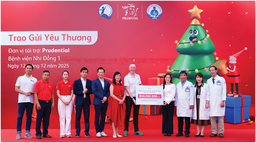 Prudential Vietnam menyebarkan kasih sayang Natal kepada pasien anak melalui kegiatan komunitas - 1 Prudential Việt Nam lan tỏa yêu thương mùa Giáng sinh đến bệnh nhi qua hoạt động cộng đồng - 1