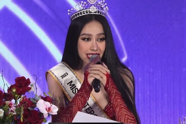 Á hậu Ngọc Hằng được khen nói tiếng Anh trôi chảy