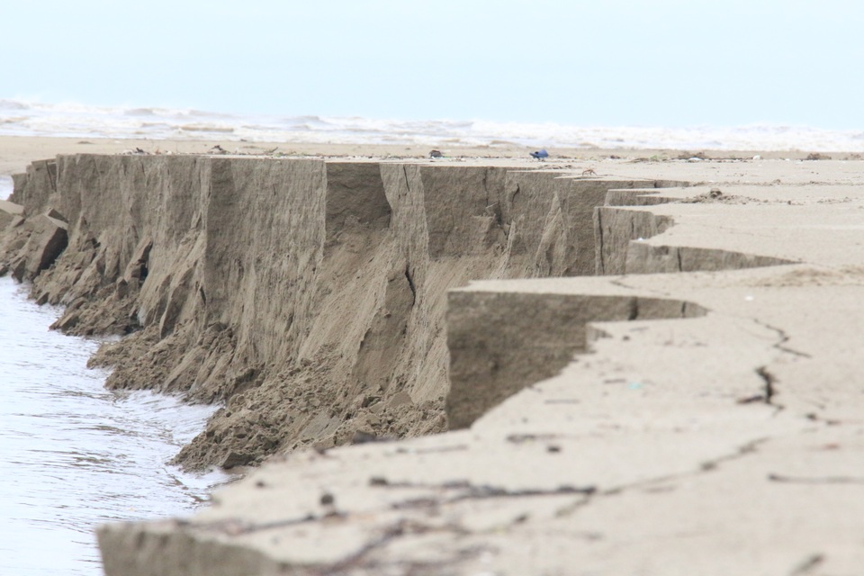 Hàng trăm mét kè biển bị sạt lở nghiêm trọng - 4