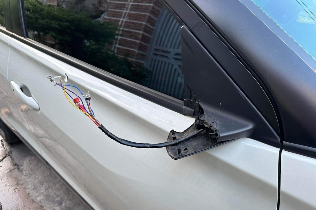Clip tên trộm bẻ cặp gương chiếu hậu ô tô trong 15 giây ở TPHCM - 1 Clip tên trộm bẻ cặp gương chiếu hậu ô tô trong 15 giây ở TPHCM - 1