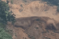 Quả đồi bất ngờ đổ ập xuống giữa trời nắng, chưa rõ thiệt hại về người